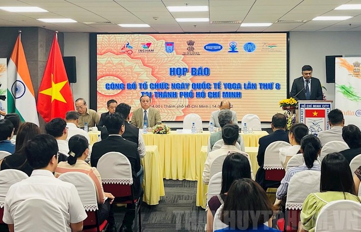 1000 Menschen bei Yoga-Tag in der Fußgängerzone Nguyen Hue - ảnh 1