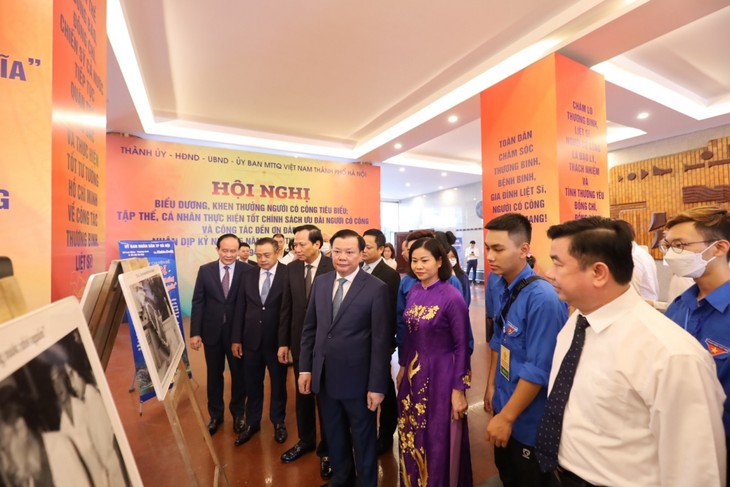 Fotoausstellung über Dankbarkeit gegenüber Kriegsinvaliden und Gefallenen - ảnh 1