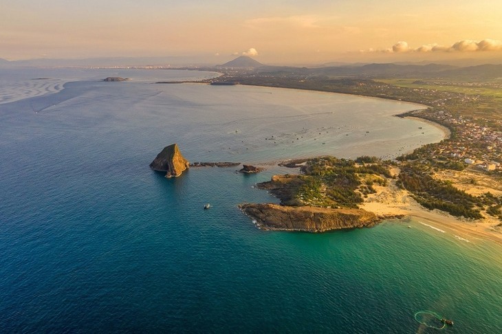 Die Schönheit der Insel Hon Yen in Phu Yen - ảnh 1