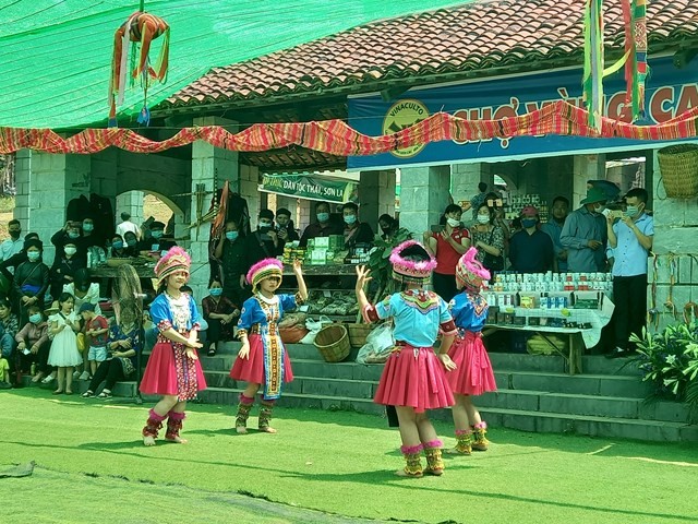 Attraktive Aktivitäten mit dem Thema “Ich liebe mein Dorf” im Kultur- und Tourismusdorf der vietnamesischen Volksgruppen - ảnh 1