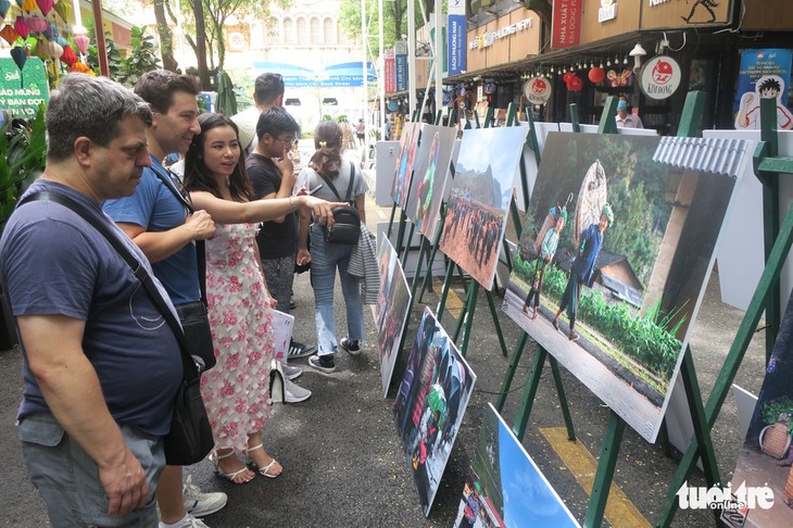 Fotoausstellung zur Spendensammlung für Schüler im felsigen Hochland - ảnh 1