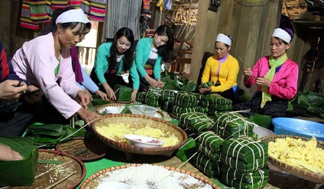 Das Kultur- und Tourismusdorf überreicht 500 Geschenke an arme Menschen - ảnh 1