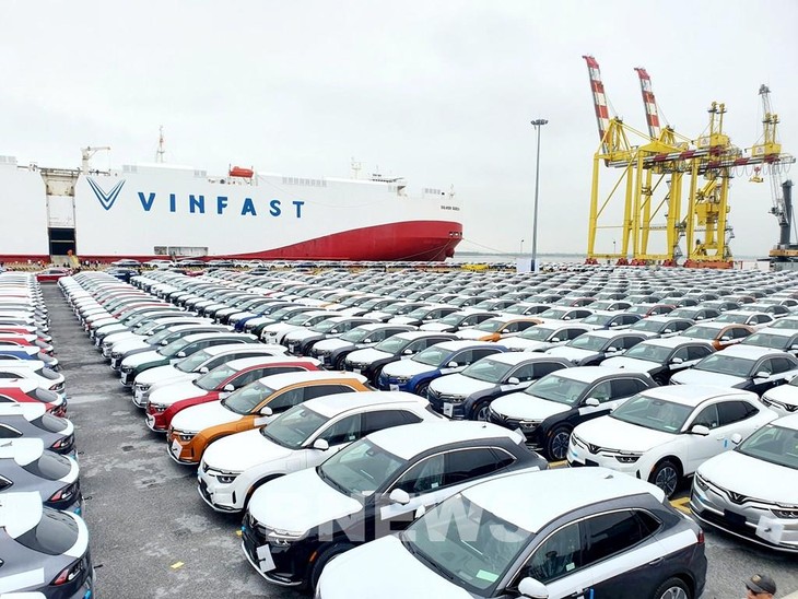 Das Schiff mit 999 VF 8-Autos von VinFast legt im Hafen von Kalifornien an - ảnh 1