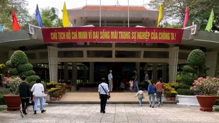 Tausende Menschen besuchen den Tempel des Präsidenten Ho Chi Minh in der Provinz Tra Vinh - ảnh 1