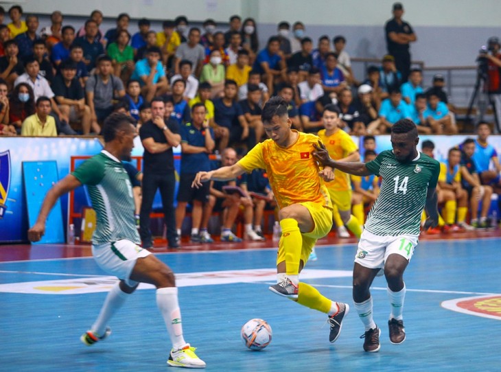 Die vietnamesische Futsal-Mannschaft gewinnt gegen Mannschaft von den Salomonen - ảnh 1