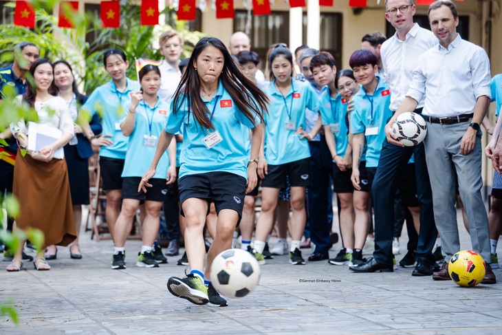 Die vietnamesische Fußballnationalmannschaft der Frauen besucht die deutsche Botschaft in Hanoi - ảnh 1