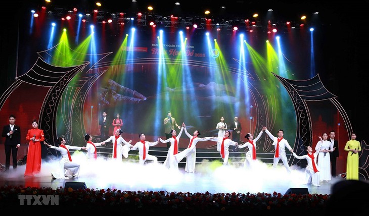 Das Sonderkunstprogramm „Rote Blume“ - ảnh 1