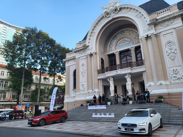 Wöchentliche Konzerte vor dem Theater von Ho-Chi-Minh-Stadt für Einwohner und Touristen - ảnh 1