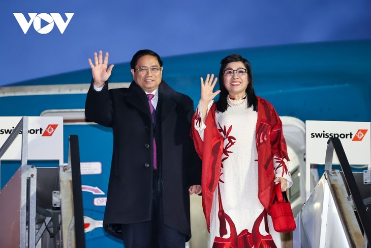Premierminister Pham Minh Chinh trifft in der Schweiz beim WEF Davos 2024 ein - ảnh 1