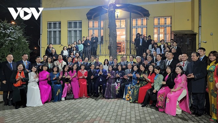 Premierminister Pham Minh Chinh trifft Vertreter der vietnamesischen Gemeinschaft in Ungarn - ảnh 1