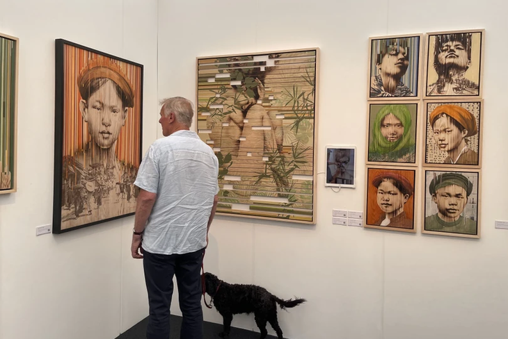 Gemälde vietnamesischer Künstler beeindrucken auf der internationalen Kunstmesse in London - ảnh 1