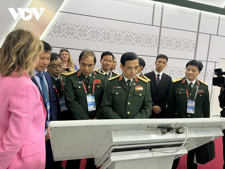 Verteidigungsminister Phan Van Giang nimmt am International Military-Technical Forum 2024 teil - ảnh 1