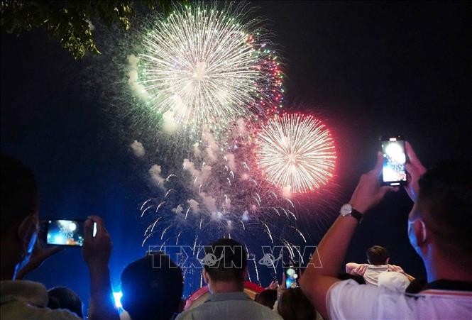 Die Zahl von Besuchern steigt zum Nationalfeiertag am 2. September stark an - ảnh 1