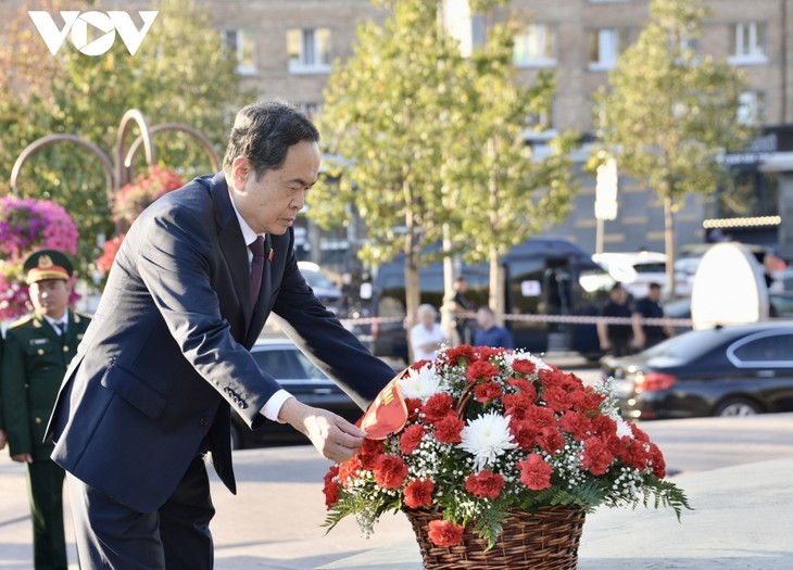 Parlamentspräsident Tran Thanh Man legt einen Kranz am Denkmal von Präsident Ho Chi Minh in Moskau nieder - ảnh 1