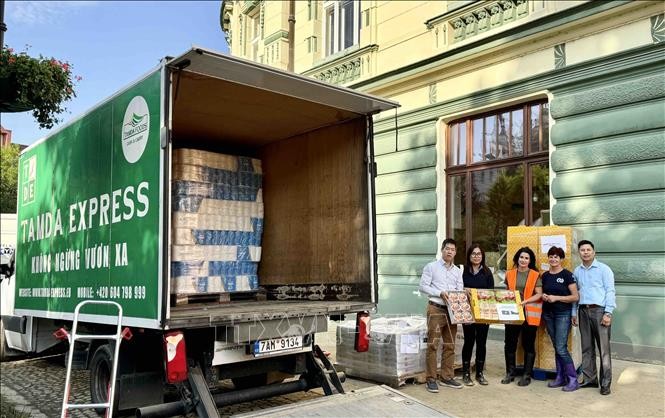 Vietnamesen unterstützen Menschen in Flutgebieten in Tschechien - ảnh 1