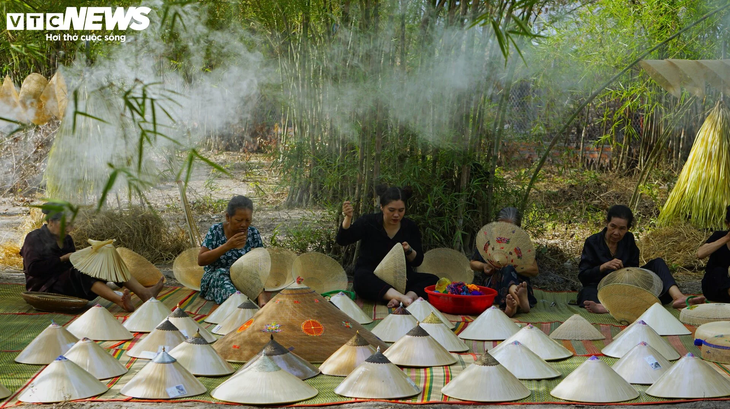 Herstellung der „Pferde”-Kegelhüte im Dorf Phu Gia in der Provinz Binh Dinh - ảnh 1