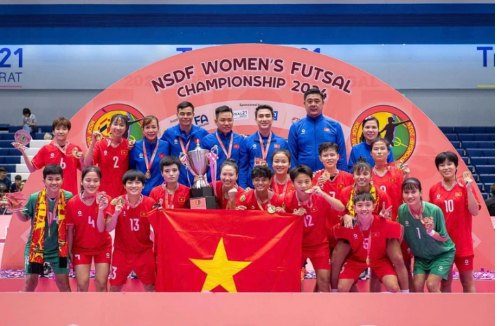 Die vietnamesische Futsalmannschaft der Frauen gewinnt das Freundschaftsturnier in Thailand - ảnh 1