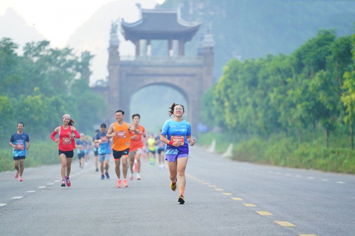 Fast 4.000 Sportler nehmen am Tam Chuc Marathon 2024 teil - ảnh 1