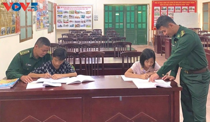 Grenzstation Nghia Thuan in der Bergprovinz Ha Giang unterstützt Schüler - ảnh 1