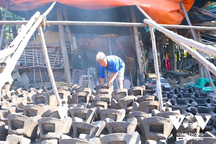 Herstellung von Tonofen in der Provinz An Giang - ảnh 1