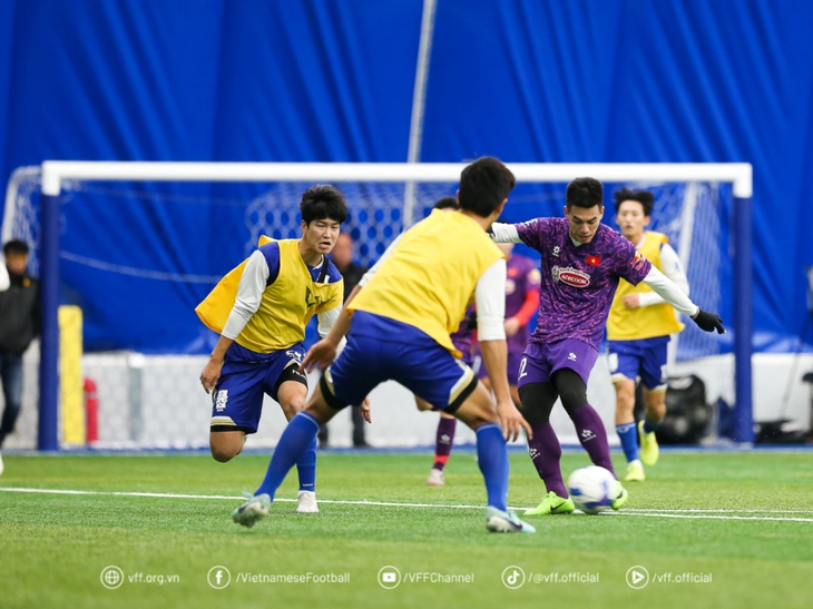 Die vietnamesische Fußballnationalmannschaft feiert ihren ersten Sieg in Südkorea - ảnh 1