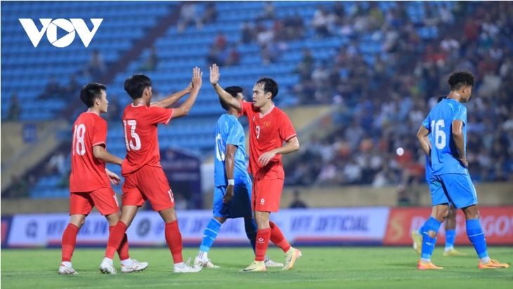 Neueste FIFA-Rangliste: Die vietnamesische Nationalmannschaft verbessert sich um drei Plätze - ảnh 1