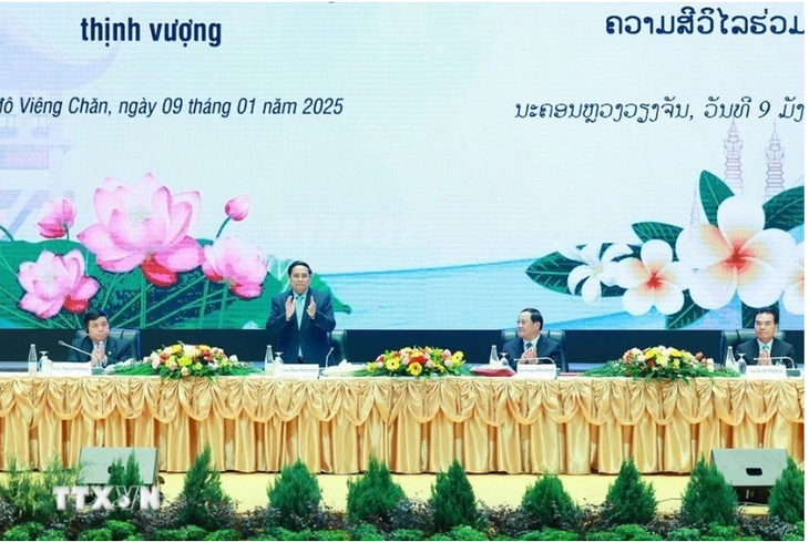 Premierminister Vietnams und Laos leiten die Investitionskonferenz zwischen den beiden Ländern 2025 - ảnh 1