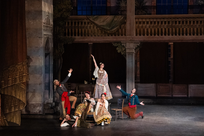 Das weltberühmte Musical „Carmen” wird im Ho Guom-Theater in Hanoi aufgeführt. - ảnh 1