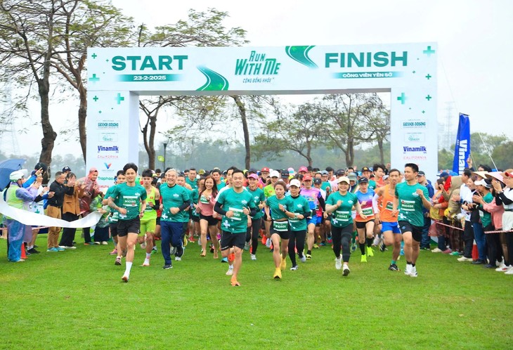 Hunderte Ärzte und Krankenpfleger nehmen am Lauf „Run With Me” teil - ảnh 1