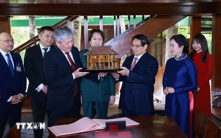 Premierminister Pham Minh Chinh und sein kirgisischer Amtskollege besuchen die Gedenkstätte von Präsident Ho Chi Minh - ảnh 1