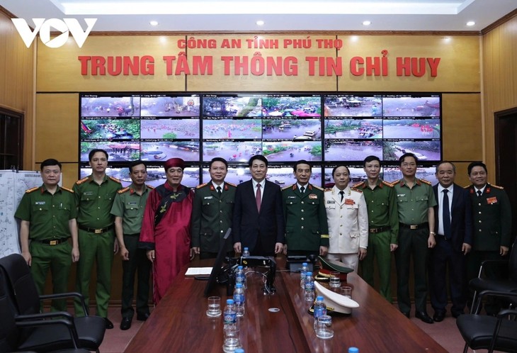 Staatspräsident Luong Cuong besucht das Informationszentrum der Polizei der Provinz Phu Tho - ảnh 1