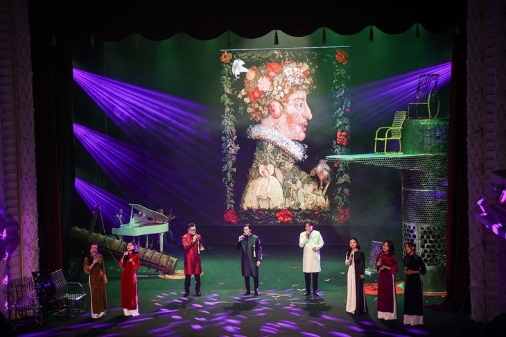 Kunstprogramm „Blumen und Müll” verbreitet die Botschaft des Umweltschutzes - ảnh 1