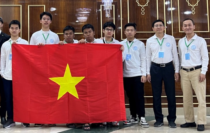 Vietnamesische Schüler gewinnen Goldmedaillen bei der Mathematik-Olympiade in Turkmenistan - ảnh 1