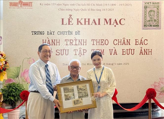 Ausstellung von Briefmarken und Postkarten über Präsident Ho Chi Minh - ảnh 1
