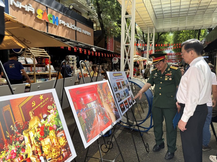 Fotoausstellung „Truong Sa erinnert sich an Onkel Ho“ - ảnh 1