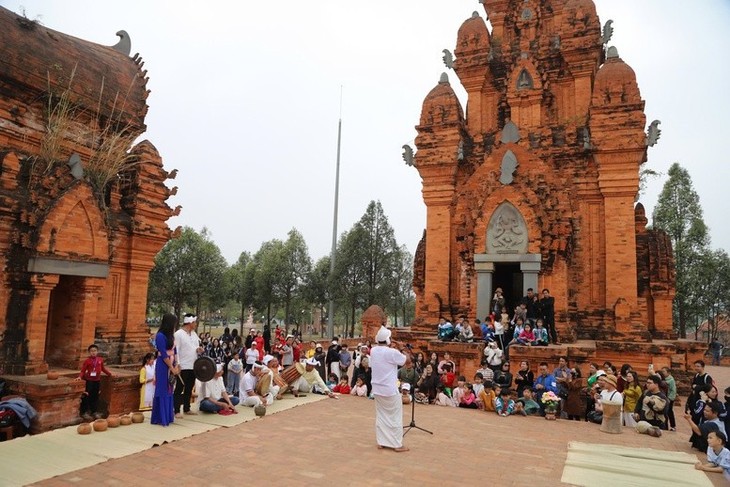 Viele Aktivitäten zum Thema „Familienfest” im Kultur- und Tourismusdorf der vietnamesischen Volksgruppen - ảnh 1