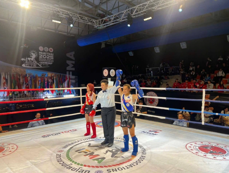 Vietnamesische Kämpferin gewinnt Goldmedaille bei der Muay Thai Weltmeisterschaft - ảnh 1