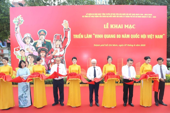 Fotoausstellung über das vietnamesische Parlament in Ho-Chi-Minh-Stadt - ảnh 1