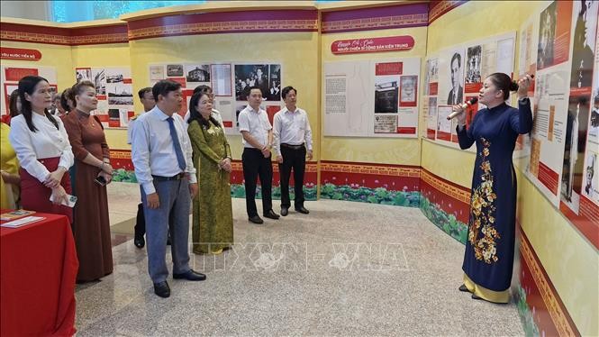 Ausstellung „Ho Chi Minh – Portraitskizzen“ - ảnh 1