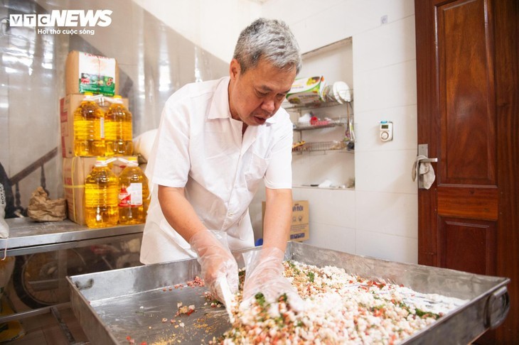Besuch einer berühmten Mondkuchen-Produktionsanlage in Hanoi - ảnh 5