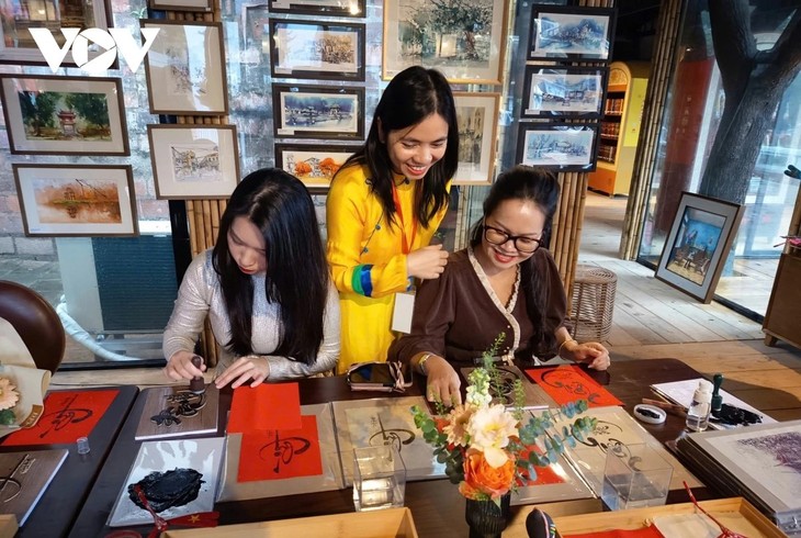 Gemäldeausstellung junger Maler in Hanoi - ảnh 1