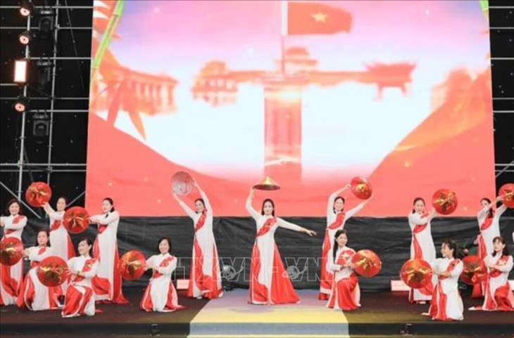 Die Aufführung der Ao Dai-Tracht bekräftigt die kulturelle Identität in der Integrationsphase - ảnh 1