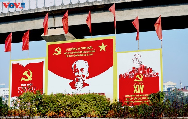 Hauptstadt Hanoi voller Flaggen und Blumen im Vorfeld des 14. Parteitags - ảnh 15