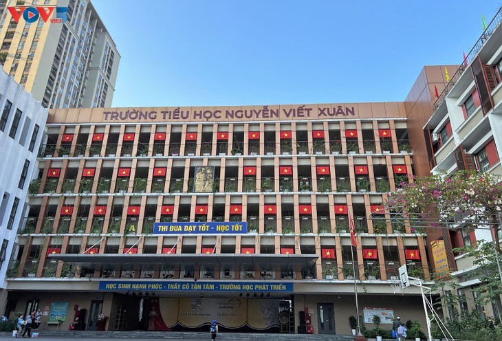 Hauptstadt Hanoi voller Flaggen und Blumen im Vorfeld des 14. Parteitags - ảnh 17