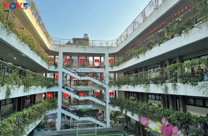 Hauptstadt Hanoi voller Flaggen und Blumen im Vorfeld des 14. Parteitags - ảnh 18