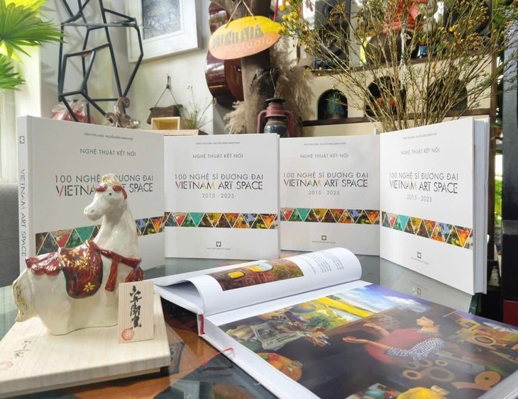 Präsentation des Buchs über 100 moderne vietnamesische Künstler - ảnh 1