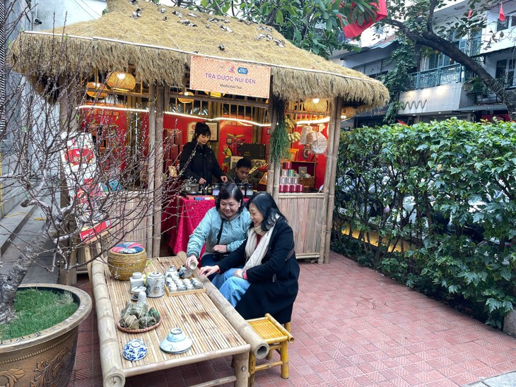 Die Atmosphäre des Tet-Festes und des nordvietnamesischen Tet-Marktes in der Altstadt von Hanoi nachempfinden - ảnh 1