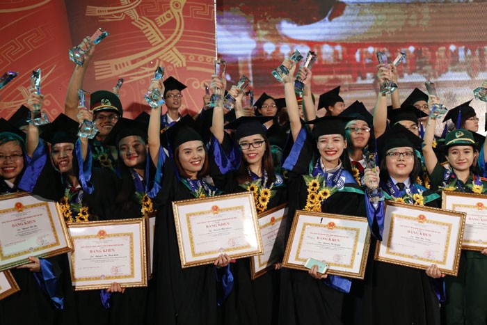 각 대학 및 아카데미 최우수 졸업생 86명에 대한 표창식 - ảnh 1