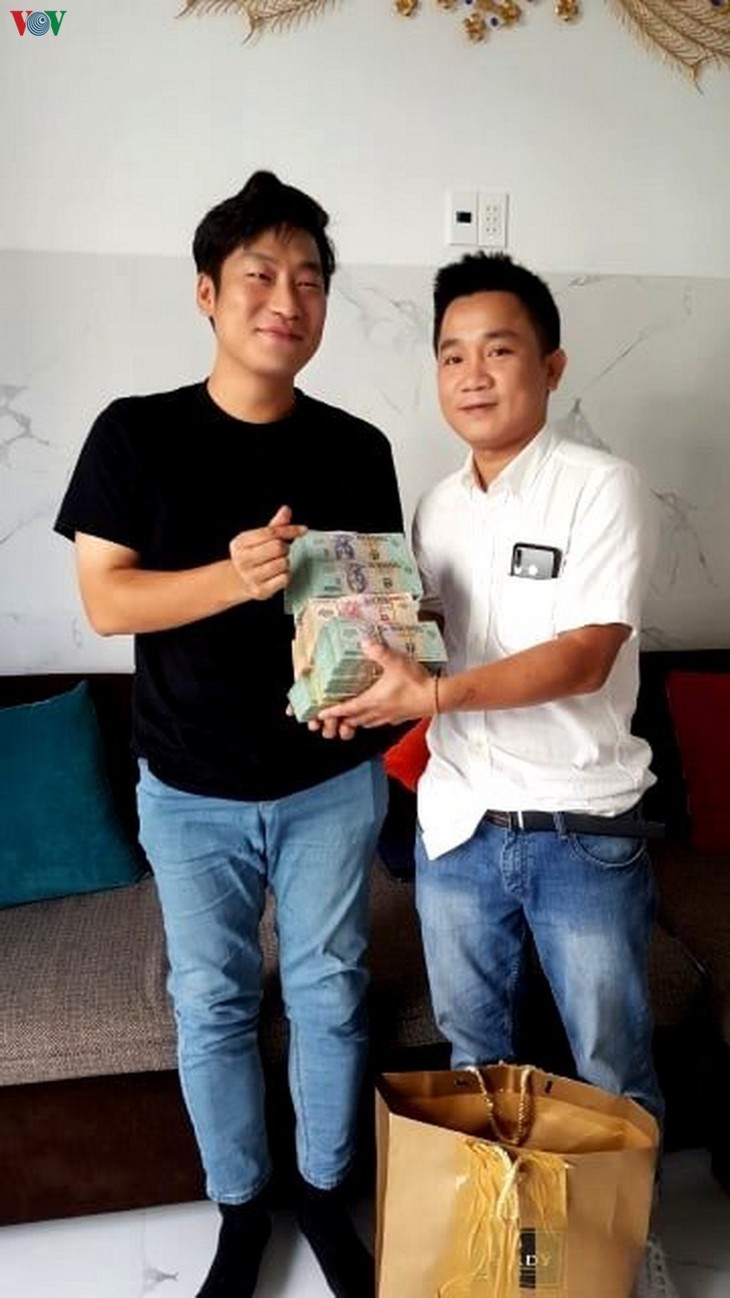 호이안 시민, 한국인 관광객에게 돈을 찾아줘··· - ảnh 1