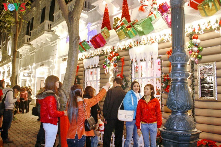 Weihnachtsstimmung in Hanoi - ảnh 3